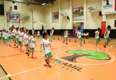 Yaz Spor Okullarında çok yönlü spor eğitimi verildi