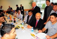 Yemeğini OSB’de işçilerle yedi