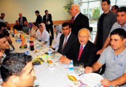 Yemeğini OSB’de işçilerle yedi