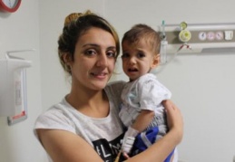 Yemek borusu olmayan bebeğin midesi yukarı çekildi