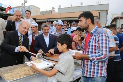 Yemek dağıtan değil, geliri adaletli dağıtan Maliye Bakanı