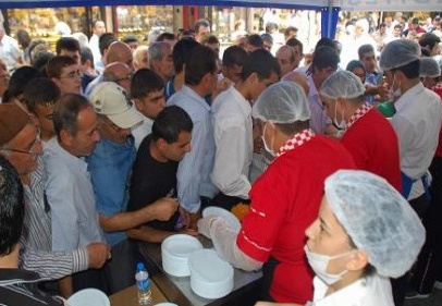 Yemek kapma izdihamı
