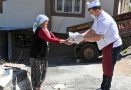 Yemekler hijyenik ortamda hazırlanıyor