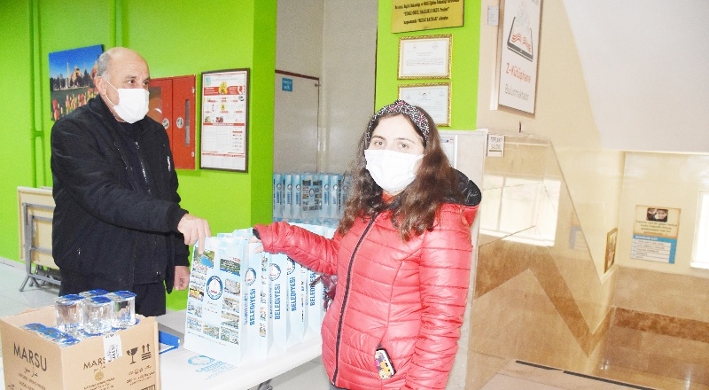 Yeni atanan 460 öğretmene çanta hediye edildi