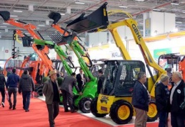 Yeni geliştirilen iş ve tarım makinalarını sergilendi