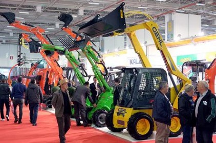 Yeni geliştirilen iş ve tarım makinalarını sergilendi
