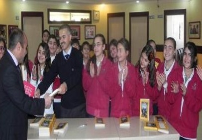 Yeni kitabını imzalattı 