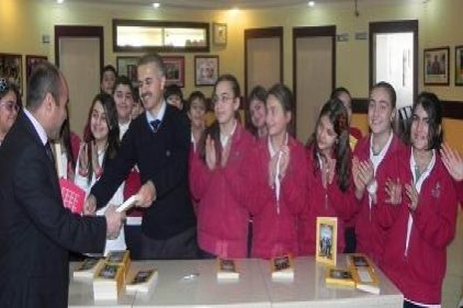 Yeni kitabını imzalattı 