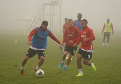 Yeni transferlerle yoğun sis ve yağmur altında antrenman
