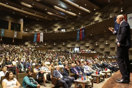 Yeni üniversiteliler oryantasyon ile üniversite hayatına adım attı