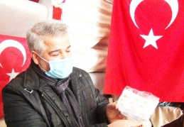 Yerden maske alıp kullanan yaşlıyı gördü, 24 bin maske dağıttı