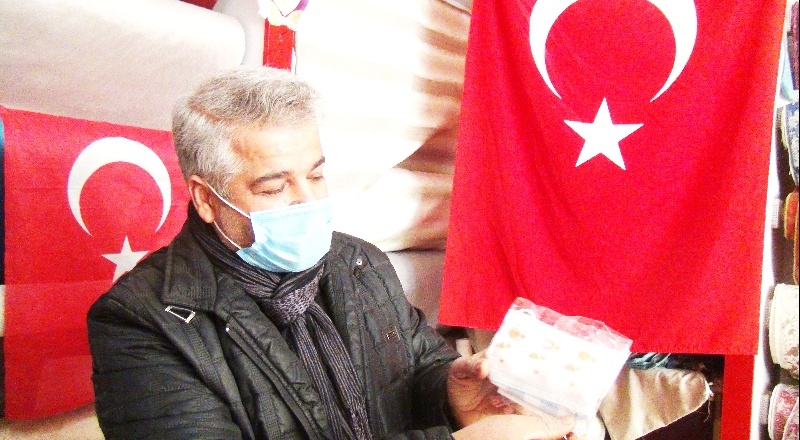 Yerden maske alıp kullanan yaşlıyı gördü, 24 bin maske dağıttı