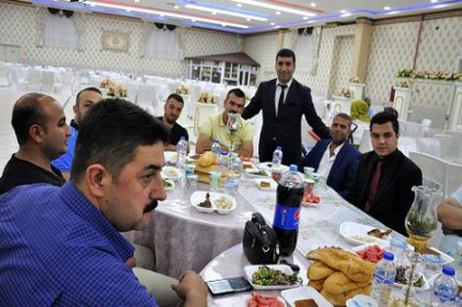 Yerel sanatçılar iftarda biraraya geldi