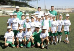 Yeşil sahada mutlu çocuklar 