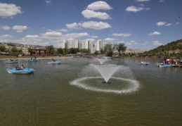 Yeşilvadi’de su bisikletlerine binip, buz pateni yapıyorlar
