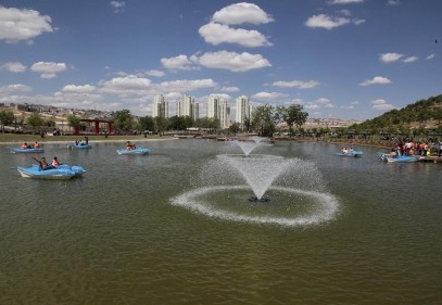 Yeşilvadi’de su bisikletlerine binip, buz pateni yapıyorlar
