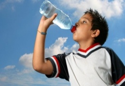 Yeterli sıvı alımı çocuklarda okul performansını artırıyor