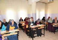 Yetim anneler yıllar sonra öğrendikleri okuma ve yazma sevincini yaşıyor