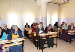 Yetim anneler yıllar sonra öğrendikleri okuma ve yazma sevincini yaşıyor