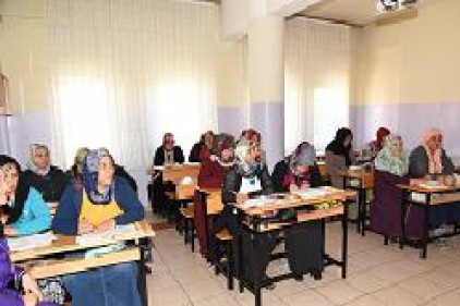 Yetim anneler yıllar sonra öğrendikleri okuma ve yazma sevincini yaşıyor
