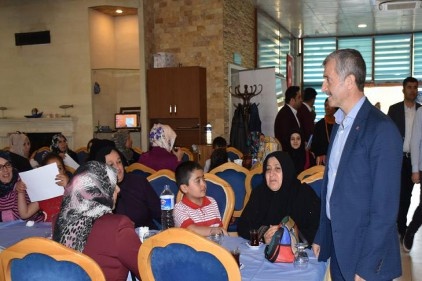 Yetim anneleri ile bir araya geldi