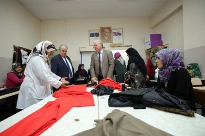 Yetim anneleri, meslek öğrenerek para kazanıyor