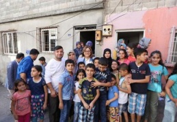 Yetim çocuklar ile annelerinin hayatlarına dokunuyor