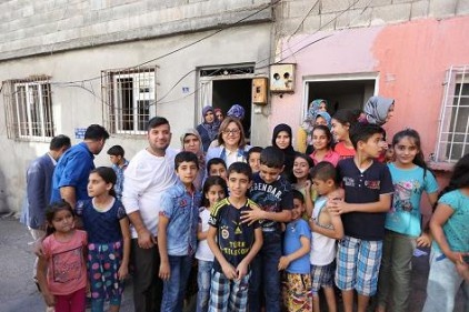 Yetim çocuklar ile annelerinin hayatlarına dokunuyor