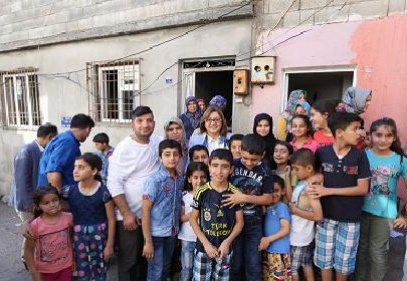 Yetim çocuklar ile annelerinin hayatlarına dokunuyor