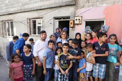 Yetim çocuklar ile annelerinin hayatlarına dokunuyor
