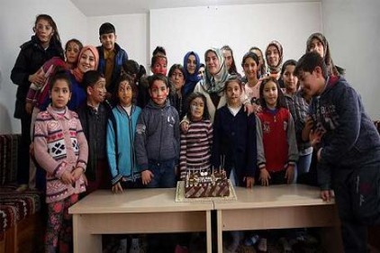 Yetim çocuklar ile annelerinin hayatlarına dokunuyor