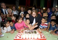 Yetim çocuklar tarafından hazırlanan sürpriz doğum günü pastasını kesti