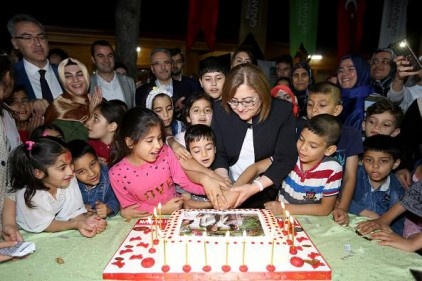 Yetim çocuklar tarafından hazırlanan sürpriz doğum günü pastasını kesti