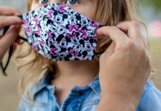 “Yetişkinlerle aynı koşullar altında maske takmalı”