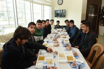YGS&#8217;ye girecek öğrencilere moral yemeği verildi