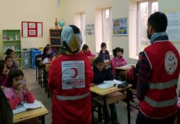 Yığmatepe köyündeki öğrencilere kışlık kıyafet yardımı yapıldı