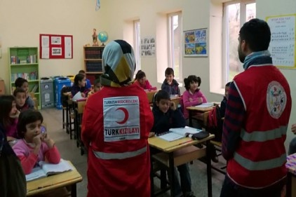 Yığmatepe köyündeki öğrencilere kışlık kıyafet yardımı yapıldı
