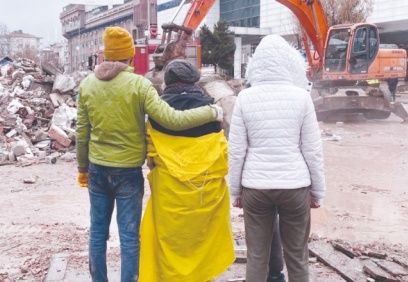 Yıkılan 6 katlı binada endişeli bekleyiş devam ediyor