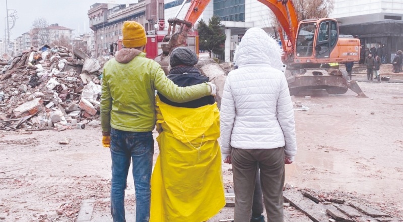 Yıkılan 6 katlı binada endişeli bekleyiş devam ediyor