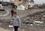 Yıkılan binaların molozunu yurttaşların yaşam alanlarına döktüler