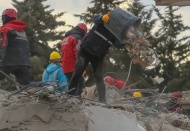 Yıkılan binanın kolonunu kestiği iddia edilen iki kişi yakalandı