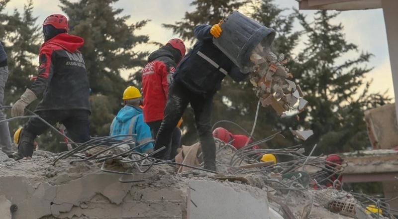 Yıkılan binanın kolonunu kestiği iddia edilen iki kişi yakalandı