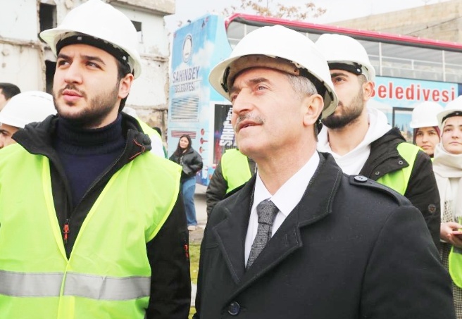 Yıkımı, mühendis adaylarıyla birlikte izledi