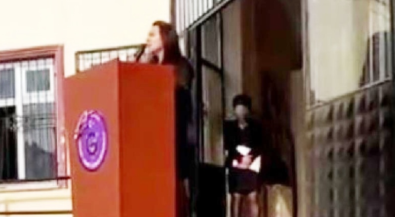 ‘Yıkın Heykellerimi’ şiirini okuyan öğretmen açığa alındı