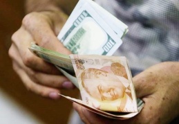 Yıl sonu dolar/TL beklentisi 7.79'a geriledi