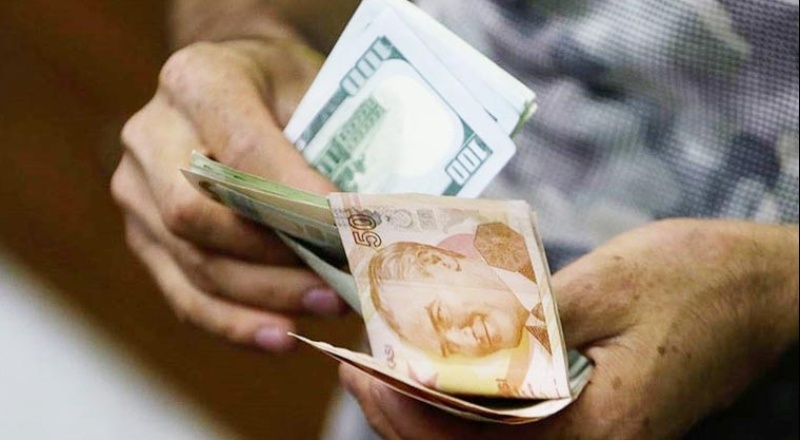 Yıl sonu dolar/TL beklentisi 7.79'a geriledi