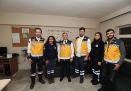 Yılbaşı gecesi çalışan sağlık personeli ve polisleri ziyaret etti