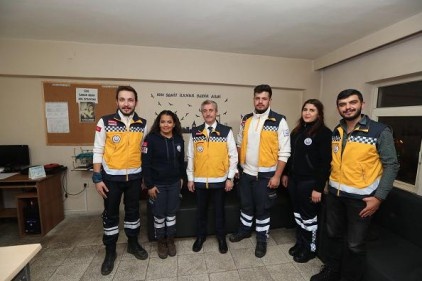 Yılbaşı gecesi çalışan sağlık personeli ve polisleri ziyaret etti