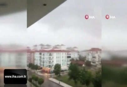 Yıldırım düşme anı böyle görüntülendi