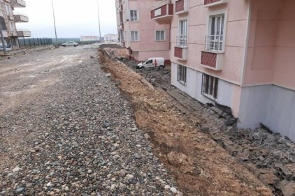 Yıldırım, duvarı yıktı